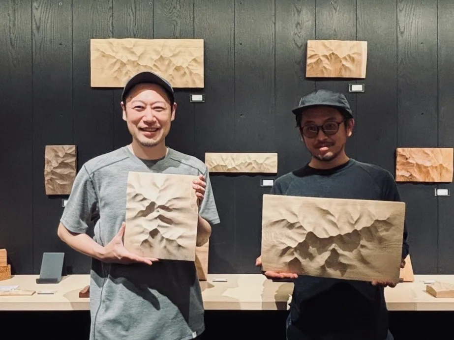 展示会場で作品とともに写る人々