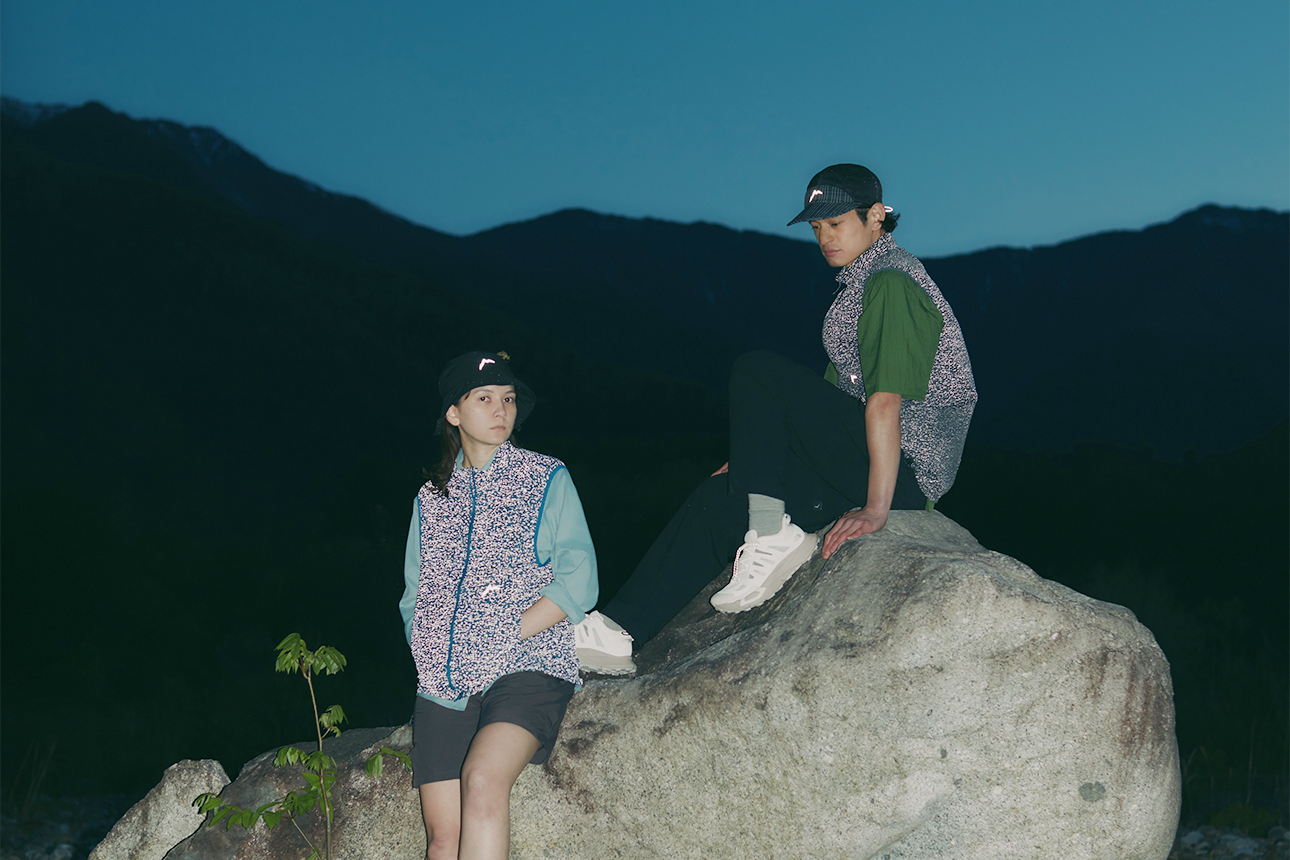 街から自然へ、そのまま移動していく。CAYL 2026 Spring / Summer は、日常とアウトドアを無理なく行き来するためのウェアを提案します。軽さと行動性を備えた、新しいシーズンのスタイル。